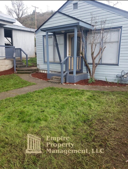1179 SE Giles St in Roseburg, OR - Building Photo