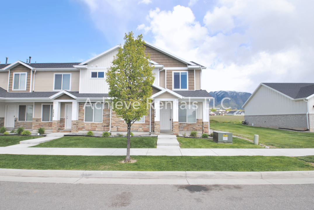 2404 N 200 E in North Logan, UT - Foto de edificio