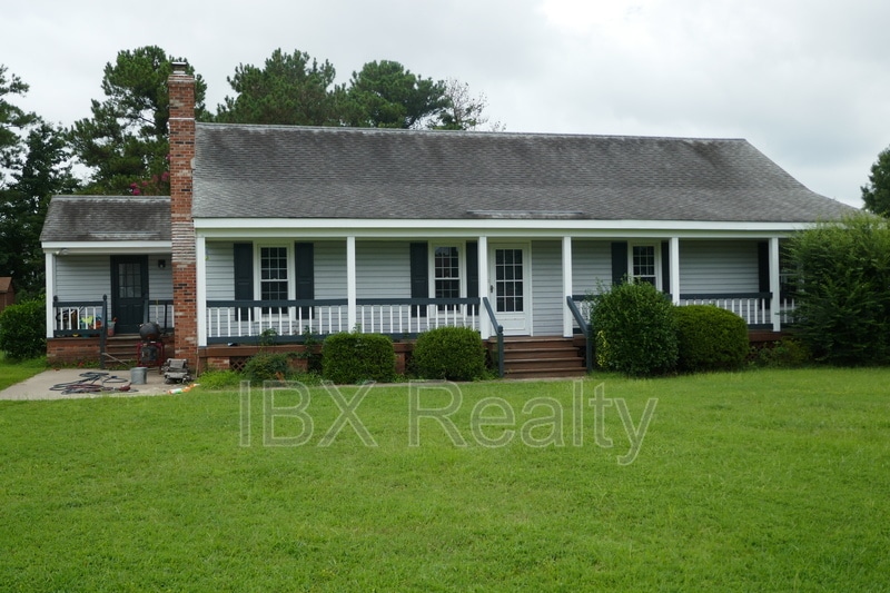 103 South St in Moyock, NC - Building Photo