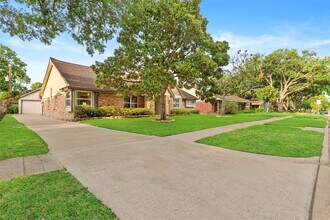 6030 Wigton Dr in Houston, TX - Building Photo - Building Photo