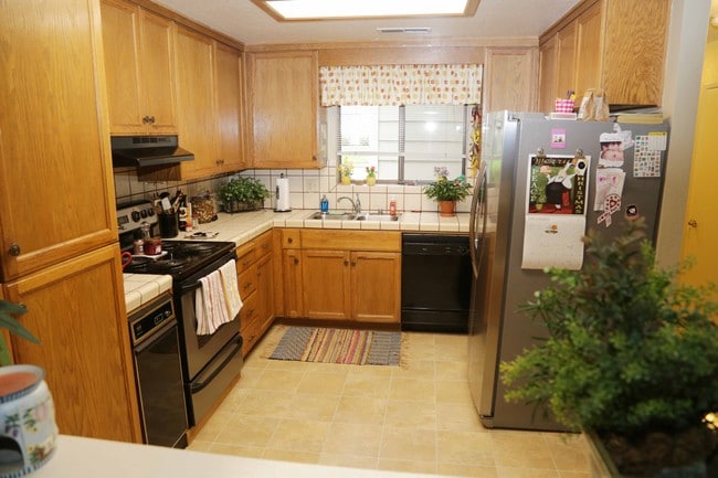 The Willows Townhomes in Oakdale, CA - Building Photo - Interior Photo