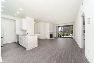 10561 Lakeside Dr S in Garden Grove, CA - Building Photo - Building Photo