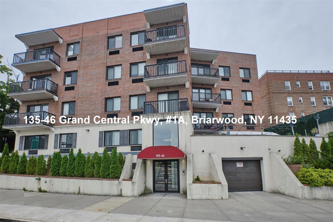 13546 Grand Central Pkwy in Queens, NY - Building Photo
