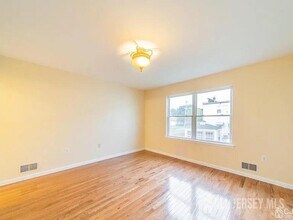 44 N Whittier St in Carteret, NJ - Building Photo - Building Photo