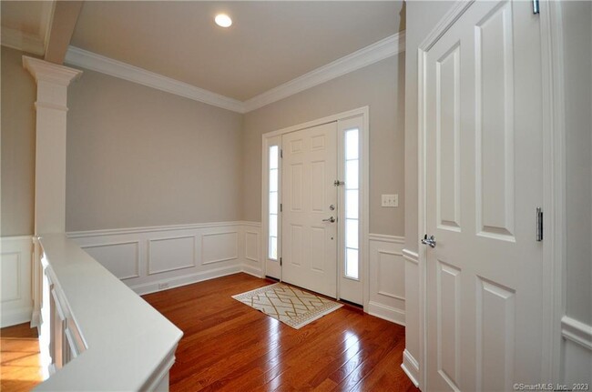 121 Barkledge Dr in Newington, CT - Foto de edificio - Building Photo