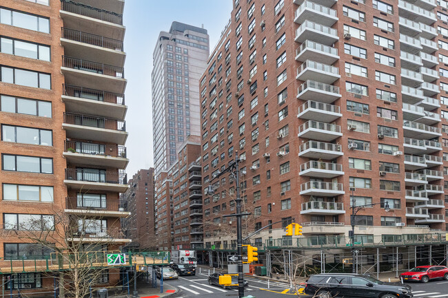 Saint James' Tower in New York, NY - Foto de edificio - Building Photo