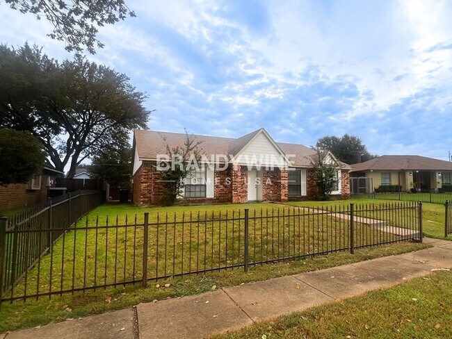 129 E Bancroft Dr in Garland, TX - Building Photo - Building Photo