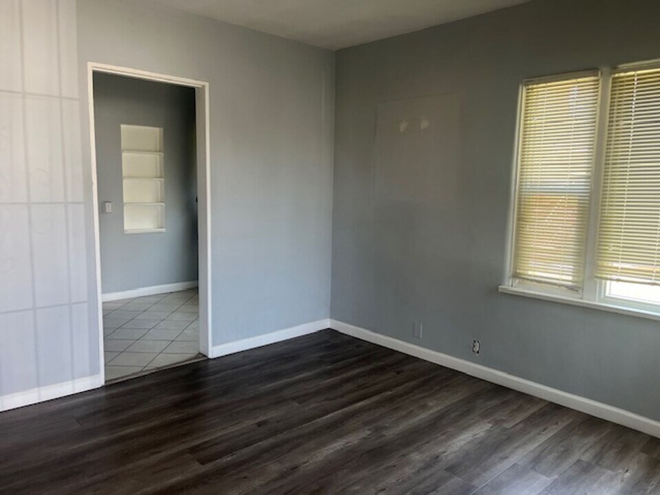 6415 S Van Ness Ave in Los Angeles, CA - Building Photo