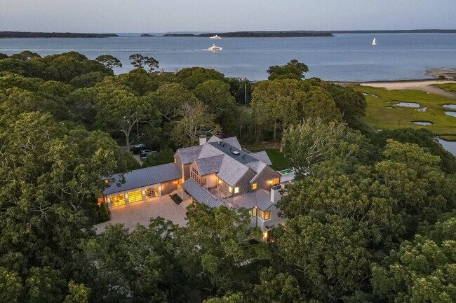 60 Woodland Dr in Sag Harbor, NY - Building Photo - Building Photo