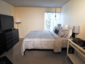 13717 Linden Ave N, Unit 215 in Seattle, WA - Building Photo - Building Photo