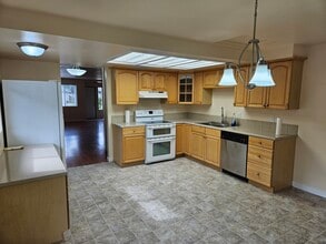 10011 33rd Ave SE in Everett, WA - Foto de edificio - Building Photo