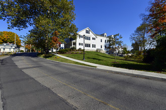 Spinnaker Falls in Milford, CT - Foto de edificio - Building Photo