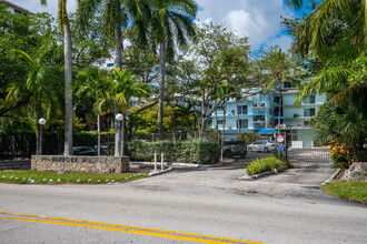 Harbour Hill in Miami, FL - Building Photo - Building Photo