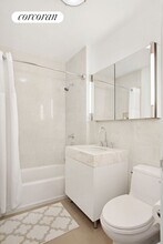 300 E 64th St in New York, NY - Building Photo - Building Photo