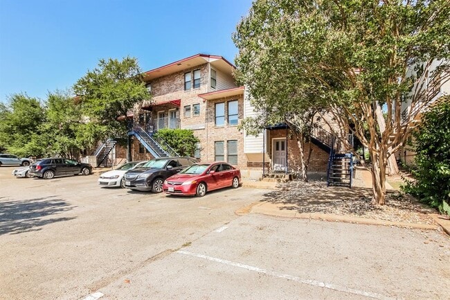 property at 1404 Norwalk Ln