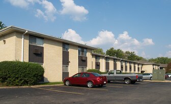 Hillcrest Place Apartments in Dekalb, IL - Building Photo