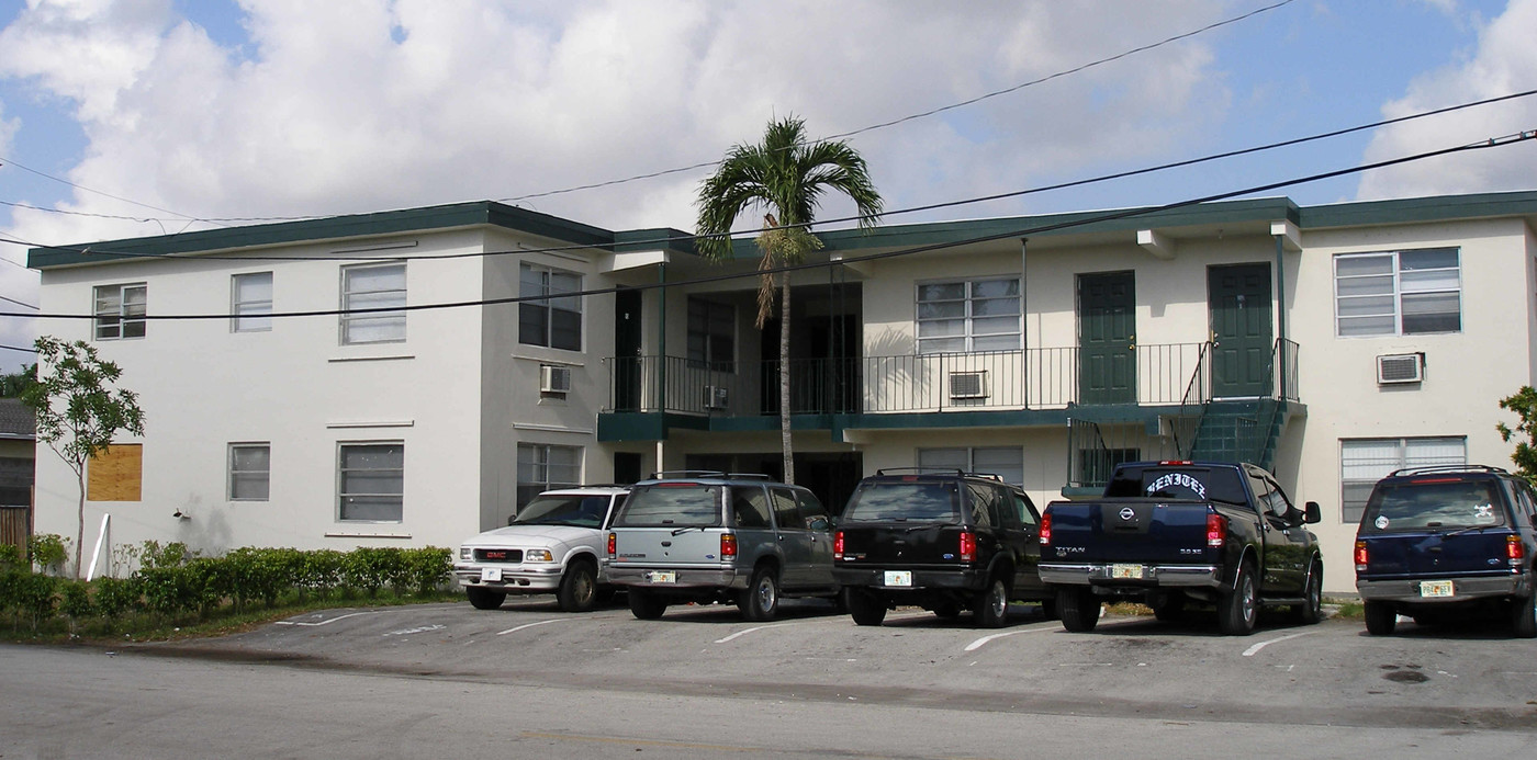 200 SW 8th St in Pompano Beach, FL - Foto de edificio