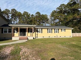 121 Gilbert Curry Dr in Castle Hayne, NC - Building Photo