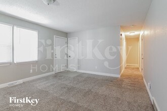 717 NE Westwind Dr in Lee's Summit, MO - Building Photo - Building Photo