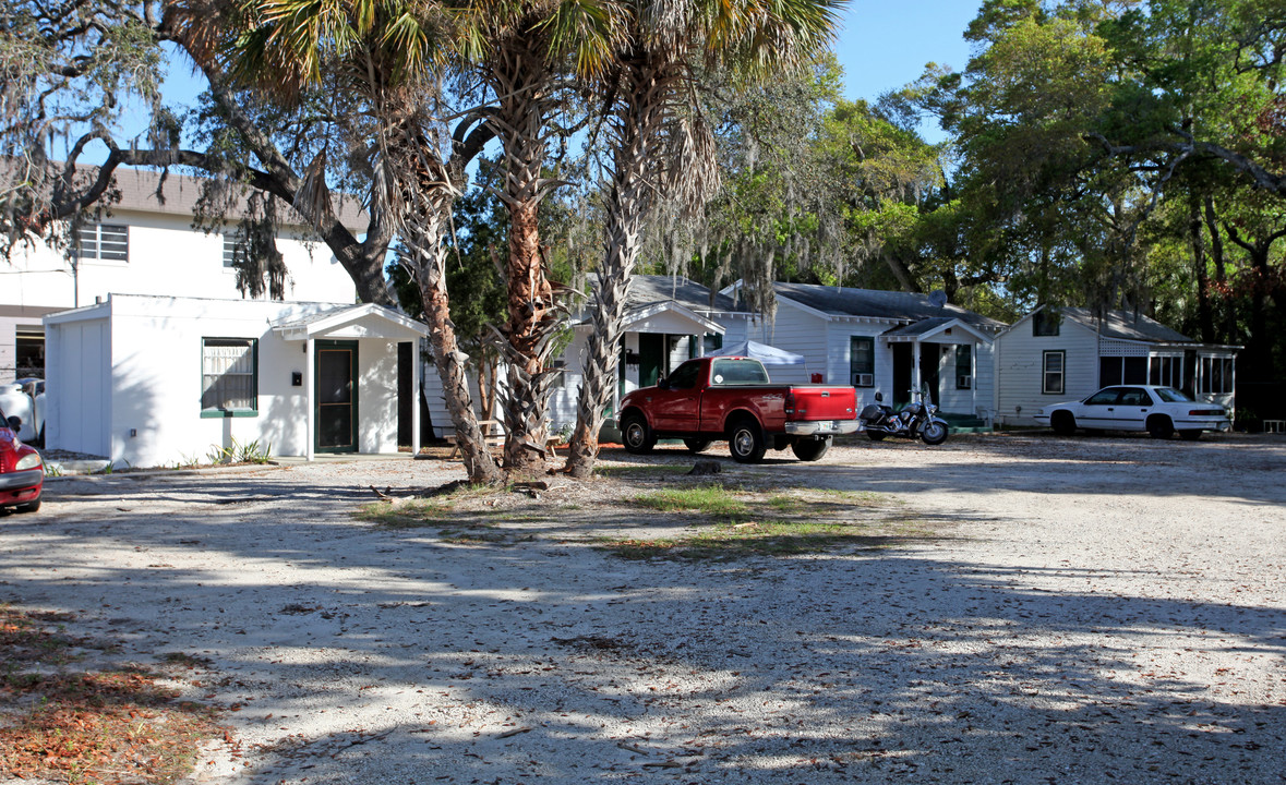 227 Ridgewood Ave in Holly Hill, FL - Foto de edificio