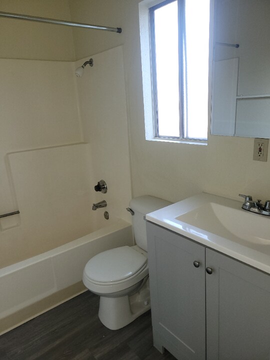15549 Barranca Way-Unit -4 in Victorville, CA - Building Photo