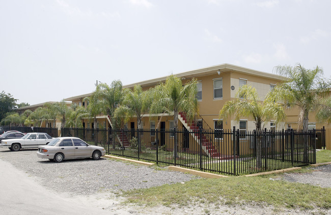 Hampton House Apartments in Miami, FL - Building Photo - Building Photo