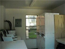 499 W San Antonio St in Lockhart, TX - Building Photo