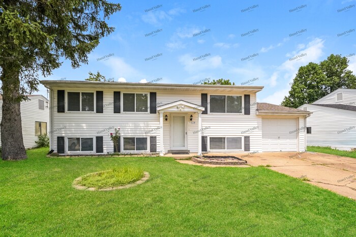 11939 Holly Brook Dr in Maryland Heights, MO - Building Photo