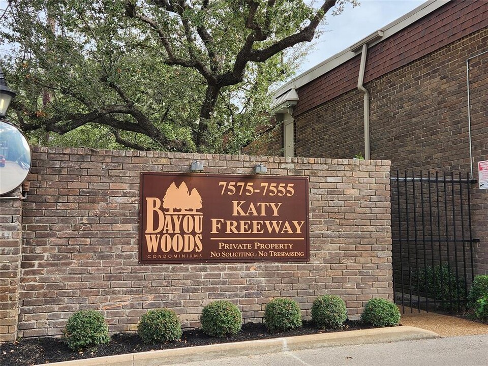 7575 Katy Fwy in Houston, TX - Building Photo