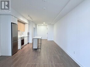 5081 Hurontario St in Mississauga, ON - Building Photo - Building Photo