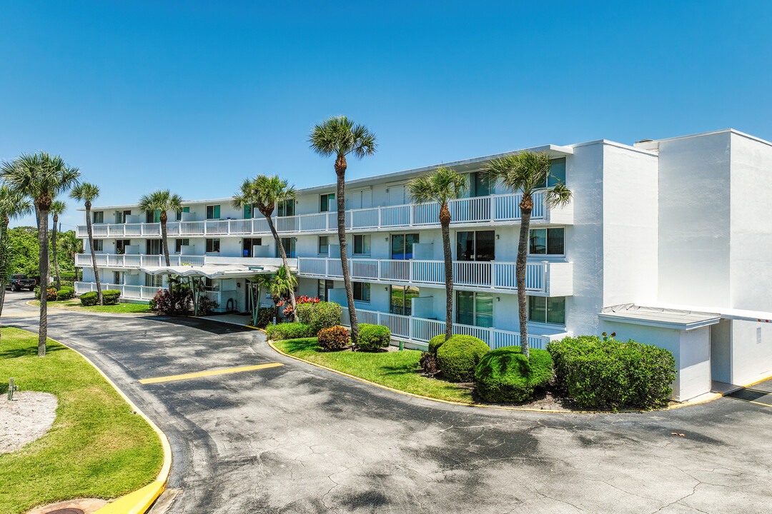 Saturn Condos in Cocoa Beach, FL - Foto de edificio