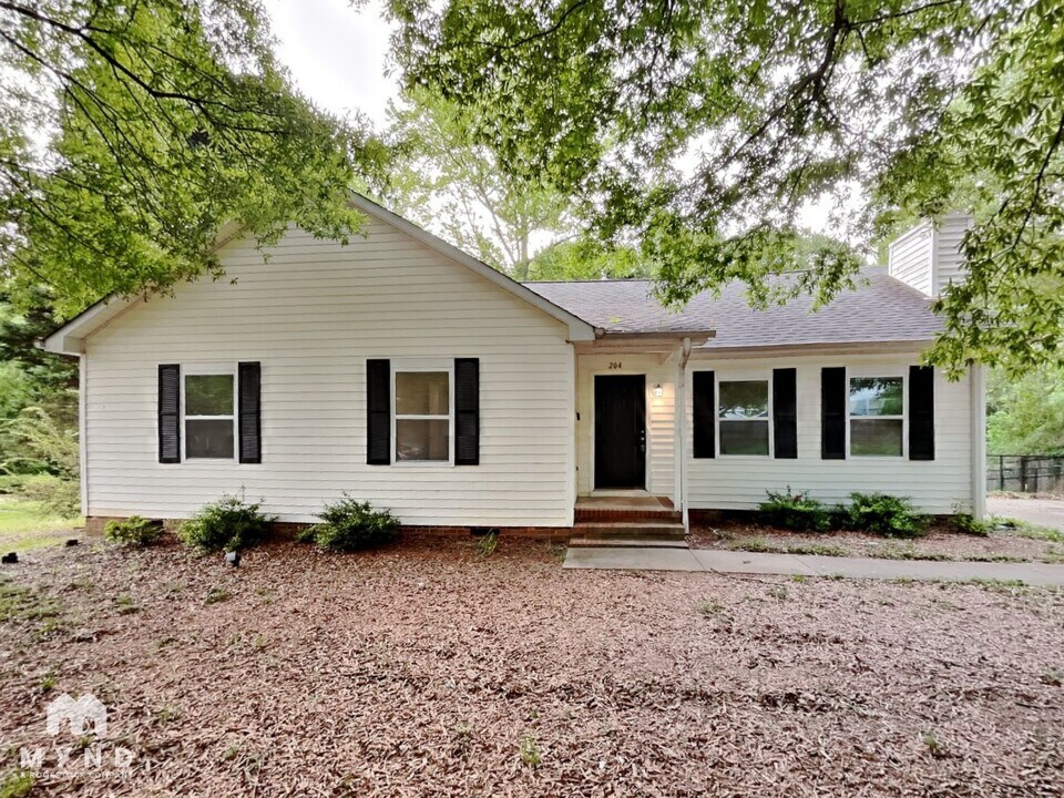 204 Dovewood Ln in Gastonia, NC - Building Photo
