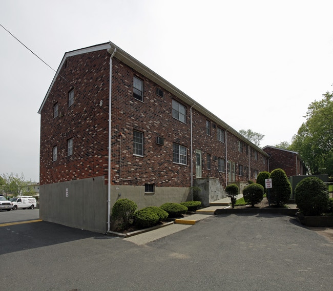 Jamestown Apartments in Nutley, NJ - Foto de edificio - Building Photo