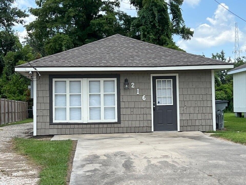 216 Brundrette St in Lake Charles, LA - Building Photo