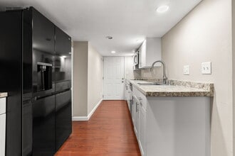 40 Avon St, Unit Ground in Wakefield, MA - Foto de edificio - Building Photo