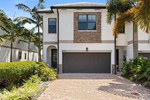 4518 E Aqua Bella Ln in Davie, FL - Building Photo