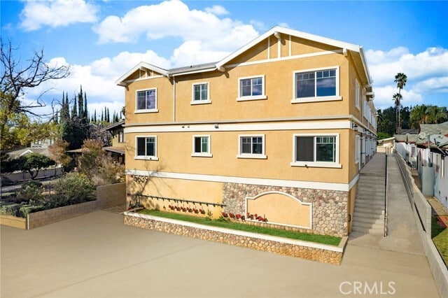 property at 5639 Huntington Dr