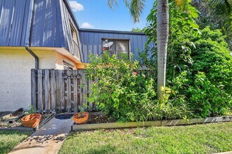 2494 Waterside Dr in Lake Worth Beach, FL - Building Photo - Building Photo