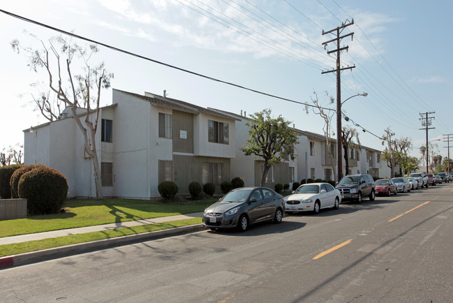 Warwick Terrace Apartments in Compton, CA - Building Photo - Building Photo