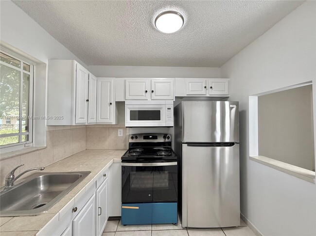 15825 NW 39th Pl in Opa Locka, FL - Building Photo - Building Photo