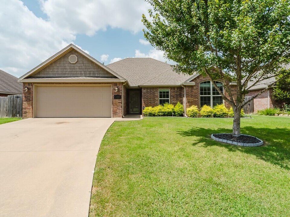 1202 SW Horizon St in Bentonville, AR - Foto de edificio