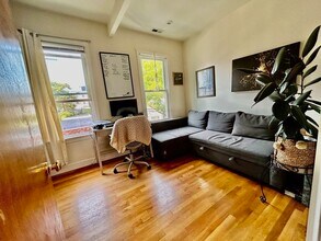 75 Everett St, Unit #2 in Boston, MA - Foto de edificio - Building Photo