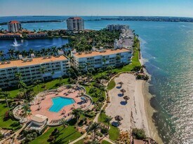 6061 Bahia Del Mar Cir in St. Petersburg, FL - Building Photo