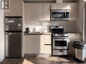 335 College St in Toronto, ON - Building Photo - Building Photo