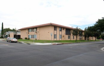 1111 E Lexington Dr in Glendale, CA - Foto de edificio - Building Photo