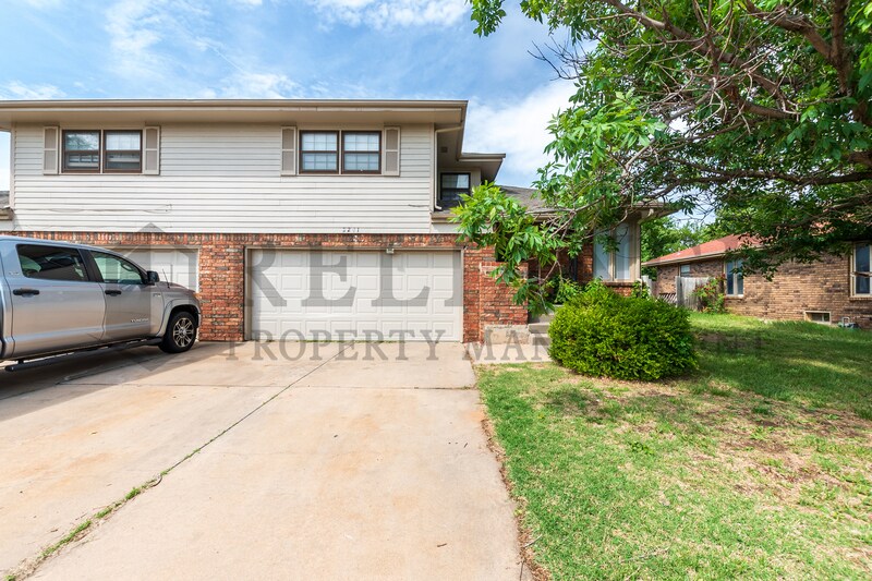 2241 S White Oak Dr in Wichita, KS - Building Photo