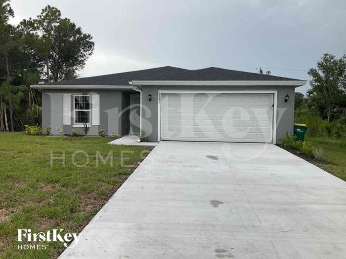 1235 Desmond St in Port Charlotte, FL - Building Photo