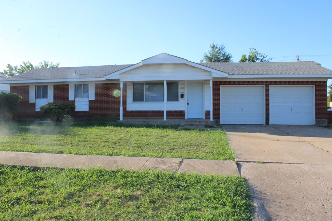 402 W Curtis Dr in Midwest City, OK - Building Photo