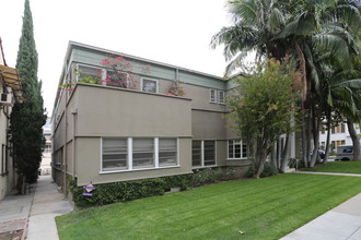 302 N Almont Dr in Beverly Hills, CA - Building Photo - Building Photo