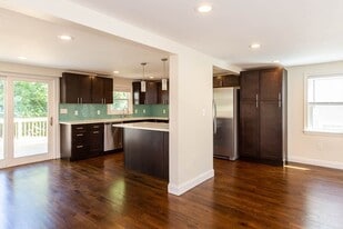 77 Rock Glen Rd, Unit 1 in Medford, MA - Building Photo